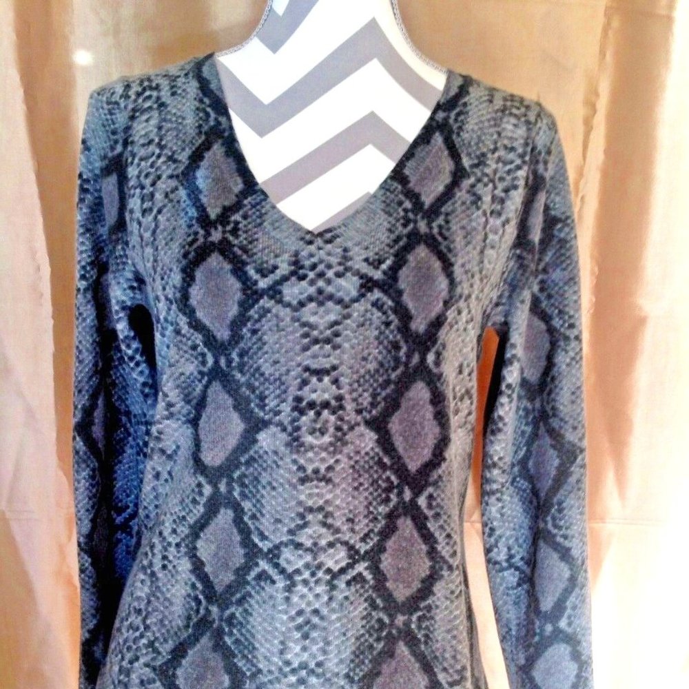 Cute! Josephine Chaus ~ Pebble Grey Piton Print V-Neck Sweater Acrylic ~ Size M